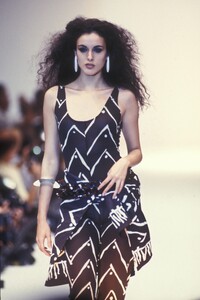 127773170_GianfrancoFerre1991WomenRTW19.thumb.jpg.80ab6bb647d717ad1c570ea1a42ed883.jpg