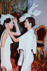 1302998996_JohnGalliano1998WomenRTW51.thumb.jpg.6e2a636d29beac7d25d2ef680c5ab58a.jpg
