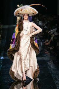 1313106238_JeanPaulGaultier2004HauteCouture258.thumb.jpg.fc48d36d69c56e1c30362e993dc28c28.jpg