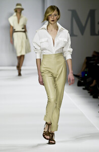 131516258_MaxMara2001WomenRTW95.thumb.jpg.11295bf6f0c8a7045457db14f1c52e75.jpg