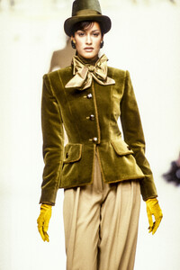 135201125_PierreBalmain1993WomenRTW7.thumb.jpg.0c5cdc5e906399cd8b04ffc63547146e.jpg