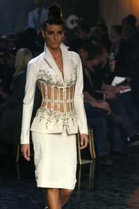 1357696109_JeanPaulGaultier2006HauteCouture82.thumb.jpg.8f9a3ae293fa680bf8da3e87985624da.jpg