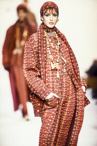 1418499030_PierreBalmain1993WomenRTW60.thumb.jpg.b1705a6f19870f6daca88ca66936f452.jpg