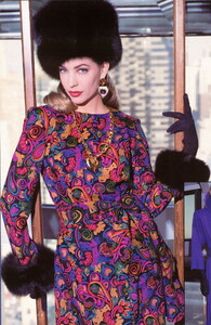 1445251755_bb_ID1_1992_08_HAUTE_COUTURE_Elgance_Paris_FW92_MichaelDoster_010.thumb.jpg.2d308cd1415103dd10aaa46f3e4e84c5.jpg
