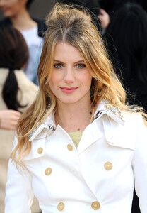 Melanie+Laurent+Arrivals+Burberry+Prorsum+-2d9225yO5Lx.jpg