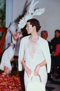 1462693238_JohnGalliano1998WomenRTW50.thumb.jpg.74c5716fb683ba82d271aced26451747.jpg