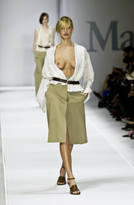 1513197808_MaxMara2001WomenRTW61.thumb.jpg.973d6d501ae8094a35d6b0f069e9b632.jpg