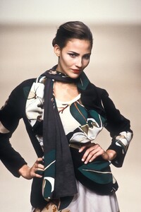 1561662641_VivienneWestwood2000WomenRTW80.thumb.jpg.fd931c5705685a7872f8615bdf143be5.jpg