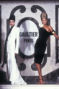 1581664903_JeanPaulGaultier1999HauteCouture43.thumb.jpg.706804d01df7f3022bea57f07e437b2d.jpg