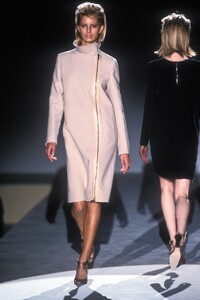 1584272857_Gucci2001WomenRTW129.thumb.jpg.040392f8073f1ad38ac1cf0d4ca010ad.jpg