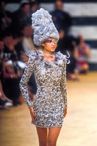 1648170638_EmanuelUngaro1997HauteCouture118.thumb.jpg.ea6173403863c2508134c8ac55565abc.jpg