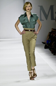 1663733475_MaxMara2001WomenRTW42.thumb.jpg.fc98f406a27b9561feda400d6f8a68fe.jpg