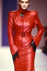 1707856660_ThierryMugler1988WomenRTW6.thumb.jpg.d53c9afc69e208fe725b8bcd2fa9b998.jpg