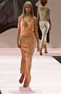 171075966_EmanuelUngaro2002WomenRTW105.thumb.jpg.7191576142c7ce2b61a4d91e7c53b3df.jpg