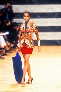 1717026300_EmanuelUngaro1997HauteCouture57.thumb.jpg.3611cde38e65f565197d2094623a9d85.jpg