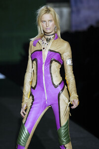 1717575697_RobertoCavalli2003WomenRTW50.thumb.jpg.a0dbe2bc34addbedc3257f8463ee5eda.jpg