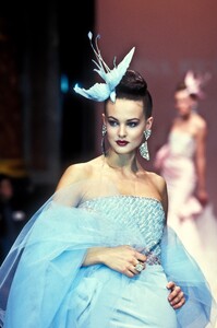 1721091376_NinaRicci1997HauteCouture100.thumb.jpg.029392e3dfbb01ff2baaa80a454d1dc0.jpg