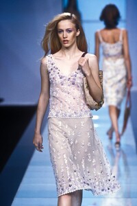 17296782_Valentino2000WomenRTW146.thumb.jpg.9354a6f2c60d0a2ba397cb83794e9b92.jpg