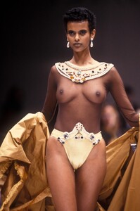 1731064594_GianfrancoFerre1991WomenRTW31.thumb.jpg.0bea3427e82b61118ace6946b66f1a18.jpg