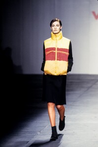 1739155163_VivienneTam1999WomenRTW6.thumb.jpg.d5af86d07b6cd50338aa7a793bdd766e.jpg