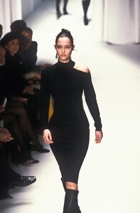 1740494371_Versace1997WomenRTW6.thumb.jpg.6ff7597b03d1d9b0f7fb0e6b1aa80d38.jpg