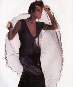 175671352_bb_ID1_1985_03_BALESTRA_Harpers_Bazaar_Italia_020_CLERICI_TESSUTO.thumb.jpg.b8d0e7c051e7f369c35e4f97e4f3542a.jpg