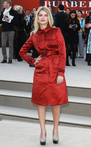 Melanie+Laurent+Burberry+Prorsum+Arrivals+HLKZEka0smdx.jpg