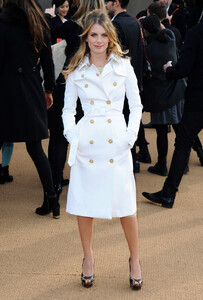 Melanie+Laurent+Arrivals+Burberry+Prorsum+l5zuKzjGu3zx.jpg
