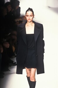 1811894815_Versace1997WomenRTW4.thumb.jpg.697d54774d4a9234319d3a1f5d976161.jpg