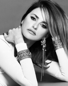 Penelope Cruz @ Luigi & Iango for Vogue Arabia December 2021 02.jpg