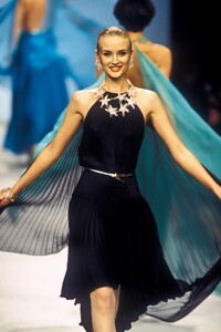 1825997336_NinaRicci1993HauteCouture55.thumb.jpg.42e88c77a160c20c773b6bd8bfc50ecb.jpg