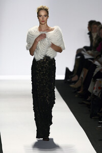 1859823079_OscardelaRenta2006WomenRTW116.thumb.jpg.8e771bc8ca512f84b0921c10e12872f8.jpg