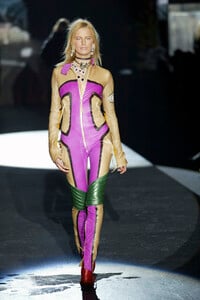 1894994403_RobertoCavalli2003WomenRTW49.thumb.jpg.355e58419dc23138f0bb82198b841d58.jpg