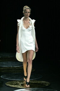 1896053670_HusseinChalayan2006WomenRTW77.thumb.jpg.abc0b65ede0c38899a2b9b76609669c0.jpg