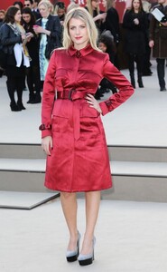 Melanie+Laurent+Celebs+2013+Burberry+Prorsum+ITgTkezRQp1x.jpg