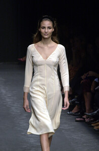 1903919020_AlbertaFerretti2001WomenRTW76.thumb.jpg.176fd57584a52b69763932358aafa57e.jpg