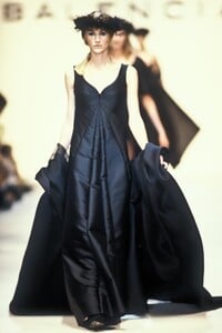 1906656160_Balenciaga1994WomenRTW67.thumb.jpg.34194f36dcfb83326159e9ee9761520c.jpg