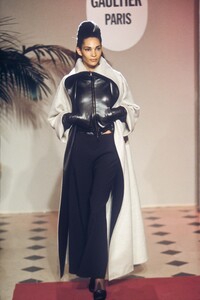 1952547392_JeanPaulGaultier1999HauteCouture27.thumb.jpg.c8edcc6abdc47de5c167b26ca8fcc698.jpg