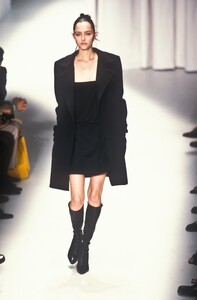 1978105015_Versace1997WomenRTW3.thumb.jpg.b31c5e4425c7b2ef2027d27d0c0330da.jpg