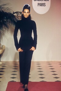 1993176903_JeanPaulGaultier1999HauteCouture41.thumb.jpg.b7f7676e1101f671bf3d11db255972ff.jpg