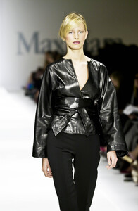 1995600393_MaxMara2001WomenRTW102.thumb.jpg.13e66e19af9fb9a1ded50fe2111fc45f.jpg