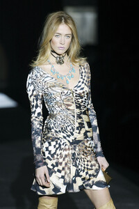 2002022879_RobertoCavalli2003WomenRTW27.thumb.jpg.d30ecd4ec3e74c57b19f9bb41e9690d6.jpg