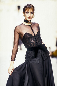 2005573403_PierreBalmain1993WomenRTW110.thumb.jpg.73312c632162dd2eb9e1fb4199bf0df8.jpg