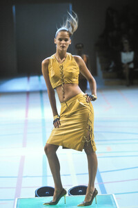 2008914361_Givenchy2000WomenRTW3.thumb.jpg.66d1f3817c43781ef926ba3c820e3ddf.jpg