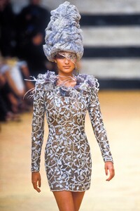 2075120821_EmanuelUngaro1997HauteCouture117.thumb.jpg.c84f53ce4355b66bb9b4b1c93f3fb843.jpg