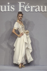 2082851681_LouisFeraud1993HauteCouture14.thumb.jpg.4402dd3b2c25e6aab2af65fa7bdb07a0.jpg