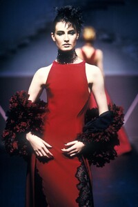 2120931983_Valentino1997HauteCouture42.thumb.jpg.40da52e23c8ec88c691a540e043e4909.jpg