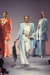 2136993415_NinaRicci1993HauteCouture18.thumb.jpg.d7ca7c0e0154a39a0c4c0dda364935c6.jpg