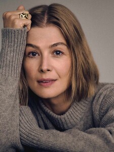 Rosamund Pike @ Radio Times November 2021 02.jpg