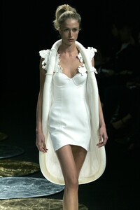 220846639_HusseinChalayan2006WomenRTW79.thumb.jpg.51db13720e50437251456e66f5c8cdae.jpg